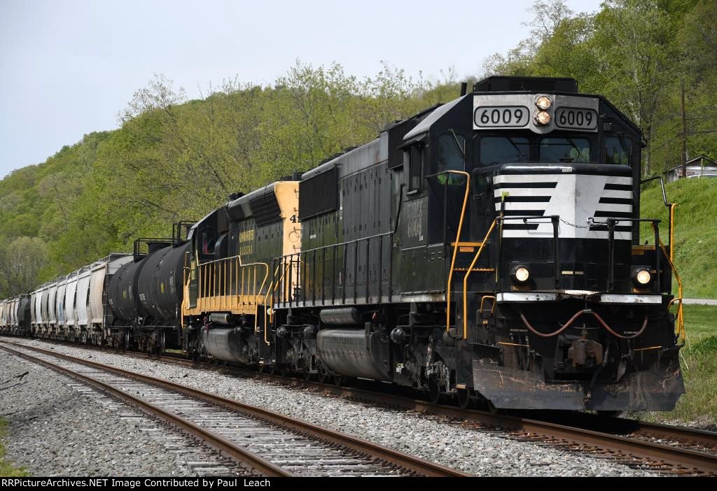 Manifest train KR380 eases east